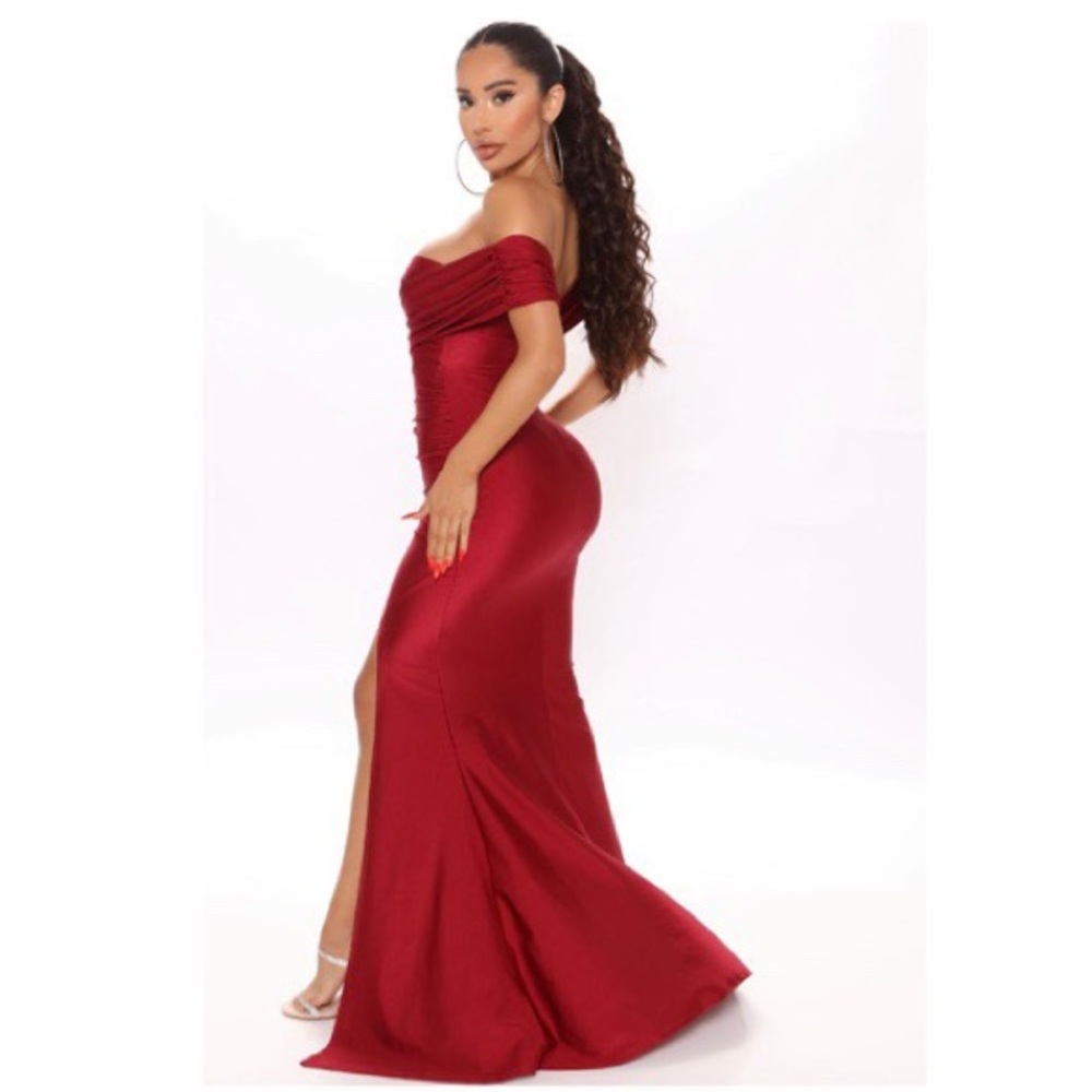Ignore The Romance Maxi Dress - Burgundy